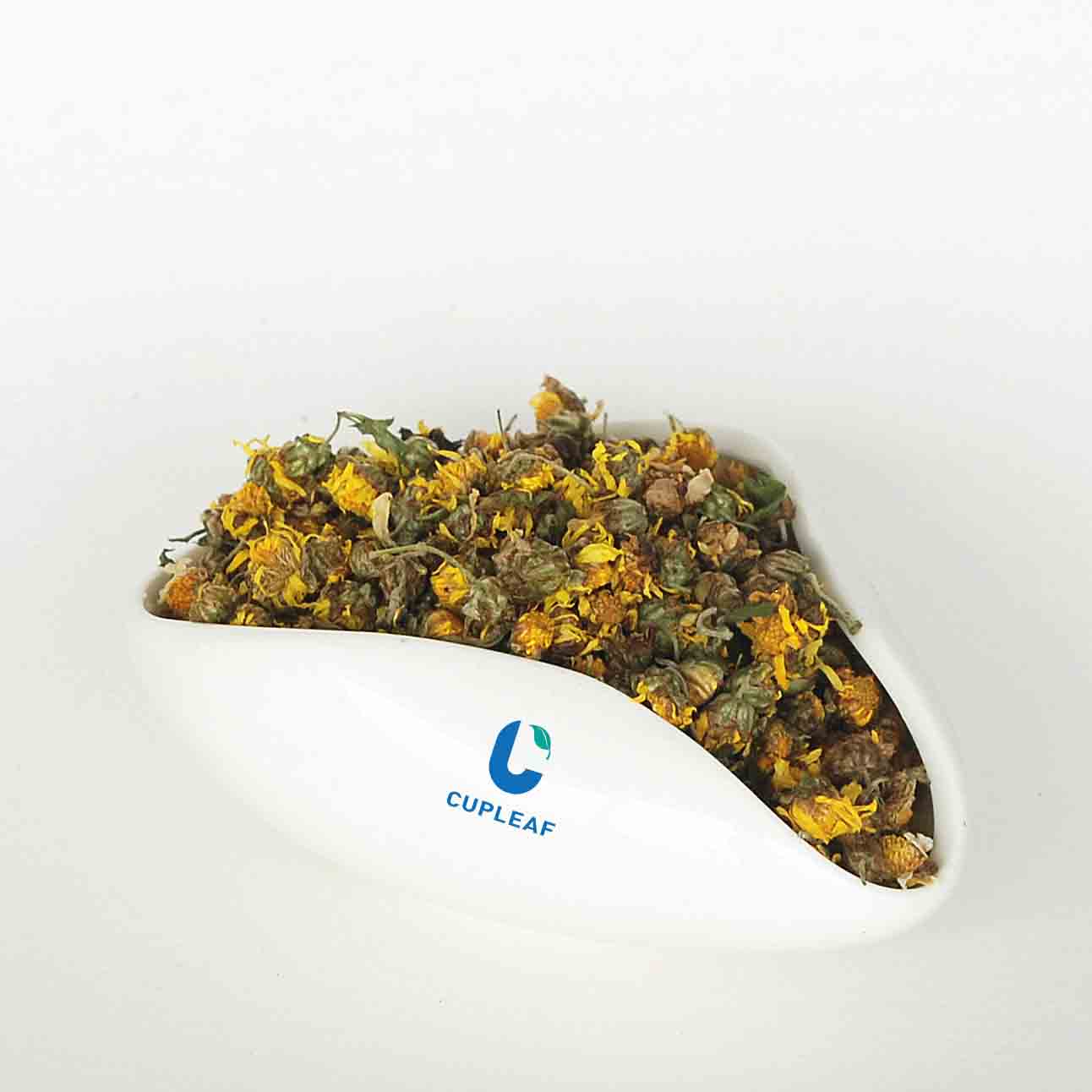 Dried chrysanthemum flower petals